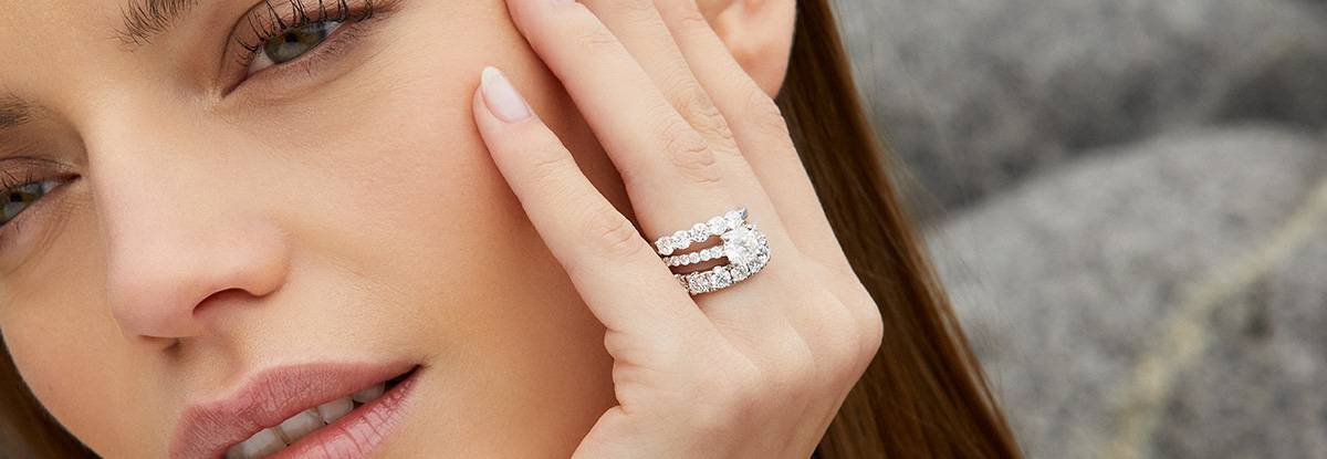 Anillo de promesa, anillo de compromiso y anillo de matrimonio | Moss