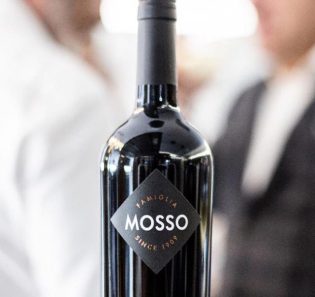 Fotografía del Vino Mosso Malbec premiado en Mendoza, Argentina