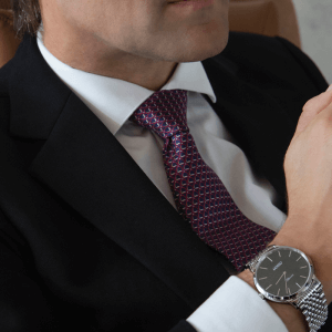 fotografía de corbata de seda marca mosso color rosado con patron original para aprender sobre como cuidar corbatas de seda y el cuidado de corbatas
